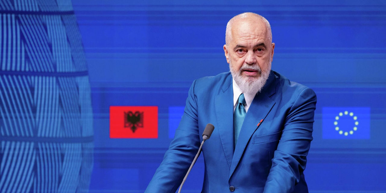 Премьер Албании раскритиковал протесты против строительства роскошного курорта.