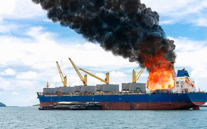 Echipajul unei nave comerciale a fost evacuat după un atac în largul coastei Yemenului.