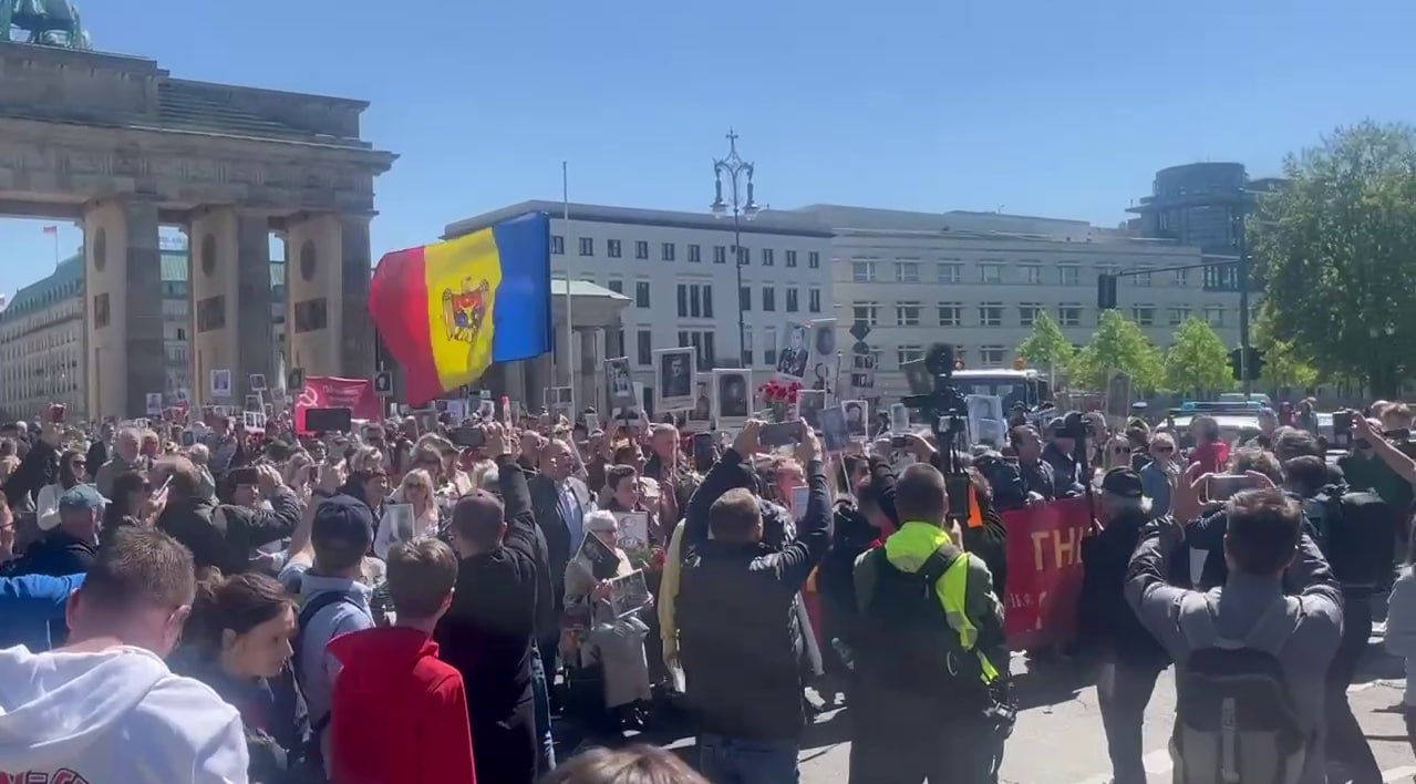 В Берлине на акции "Бессмертный полк" махали флагом Молдовы.