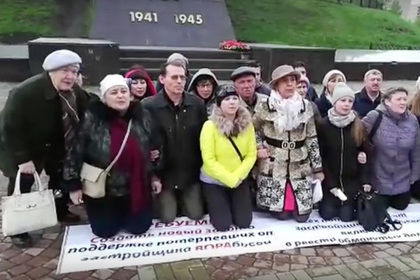 В России обманутые дольщики на коленях попросили Путина помочь.