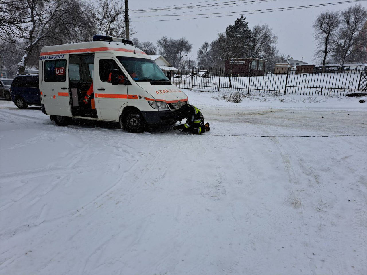 Из-за непогоды на дорогах застряли грузовики и машины скорой помощи