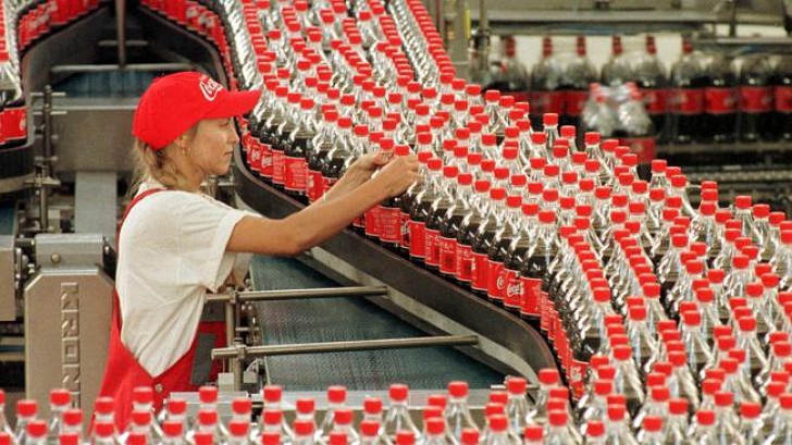 Самые большие стаканы Coca Cola, которые продаются в кинотеатрах, содержат 44 чайных ложки сахара. Фото: realitatea.ro