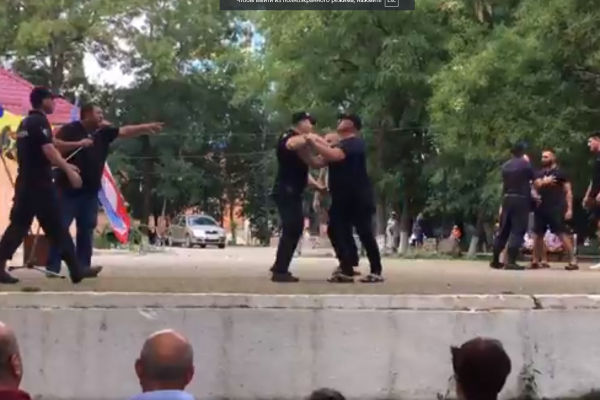 Очередной митинг против роста цен в Гагаузии едва не перерос в потасовку.