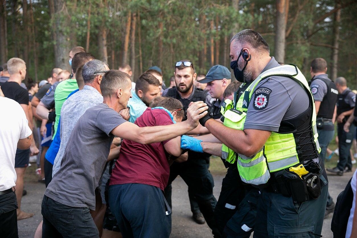 В Литве спецназ жёстко разогнал митингующих против размещения мигрантов.