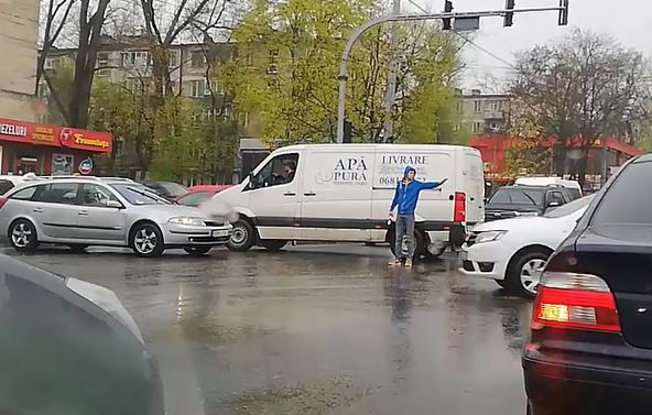 На Рышкановке парень регулировал дорожное движение.
