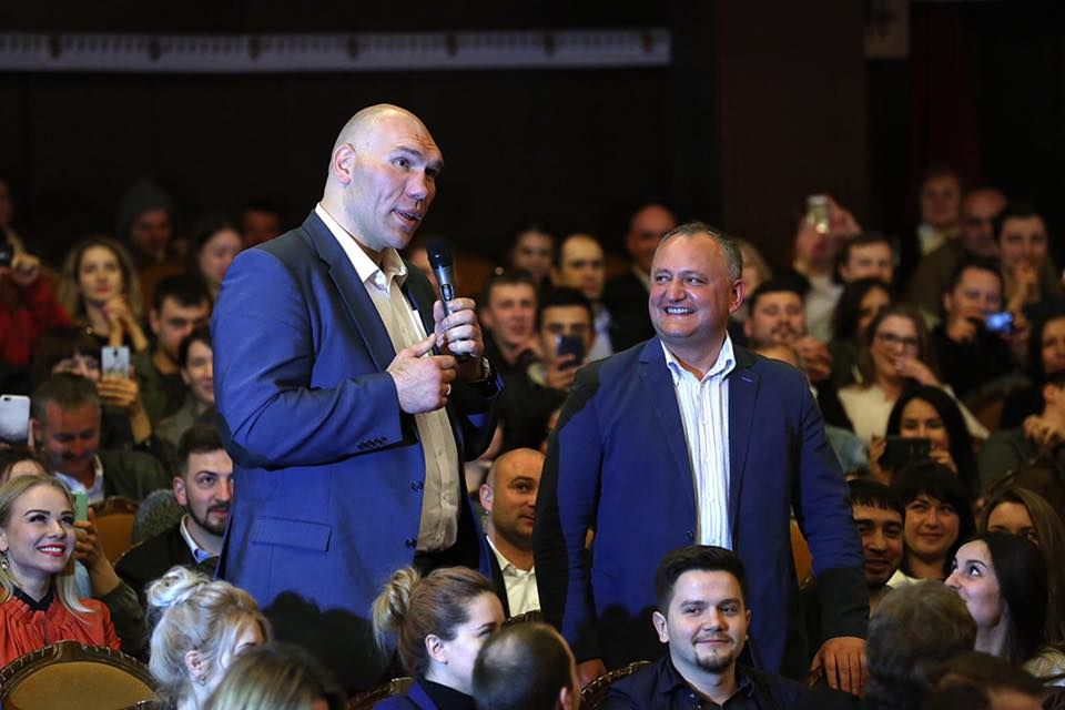 Dodon si boxerul Valuev, baie de mulțime la marșul socialiștilor de 1 mai. Foto:facebook/Igor Dodon