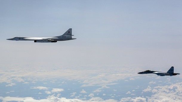 Истребители Южной Кореи предупредили российский самолет выстрелами.