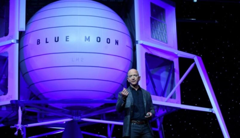 Компания Безоса стала конкурентом SpaceX в лунной программе NASA.