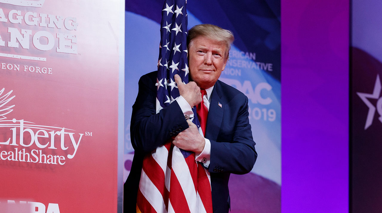 Трамп снова обнял флаг США.