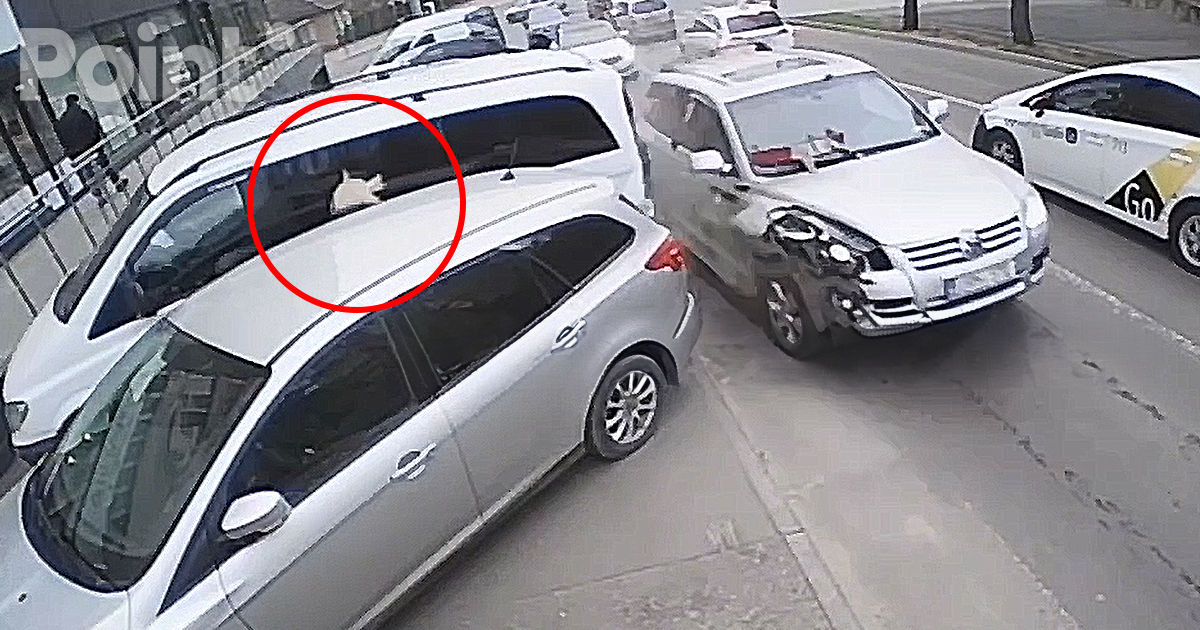 Accident violent în Capitală: O femeie, la un pas de a fi strivită între două mașini.