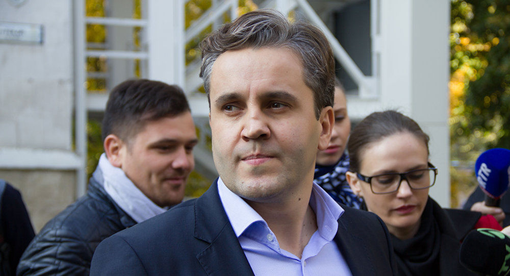 Igor Popa reiterează că, „lui Filat i s-a oferit posibilitatea să-şi contacteze telefonic soţia abia a doua zi”.