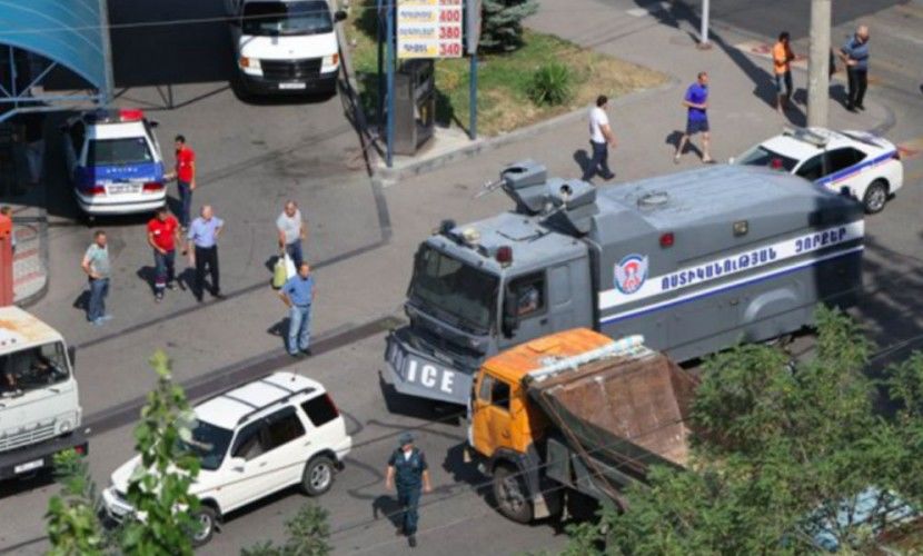 Полиция остановила толпу по пути к захваченному зданию в Ереване.