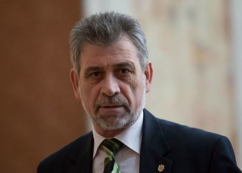 Deliu spune că Doodn a ajuns în funcția de președinte datorită sprijinului actualei guvernări. 