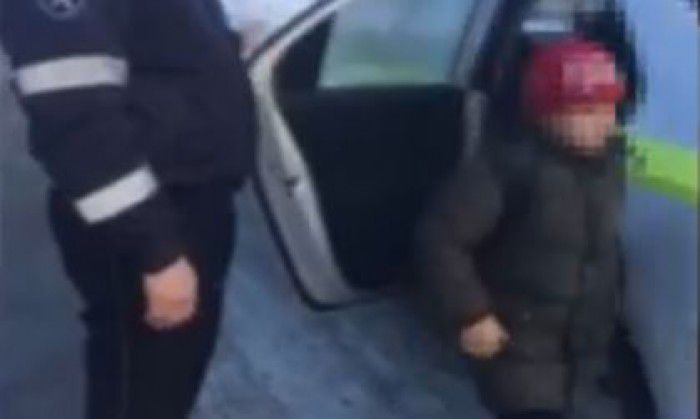Un copil a fost ajutat de ofițerii de patrulare să ajungă acasă. 