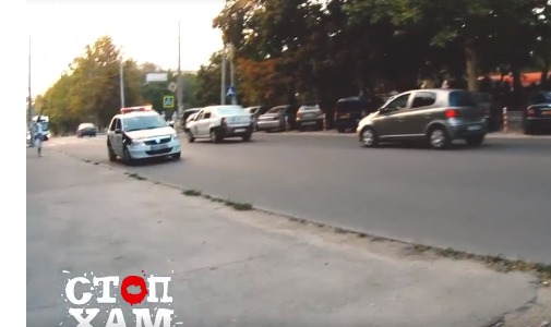 O şoferiţă din Chișinău şi-a parcat maşina pe trotuar.