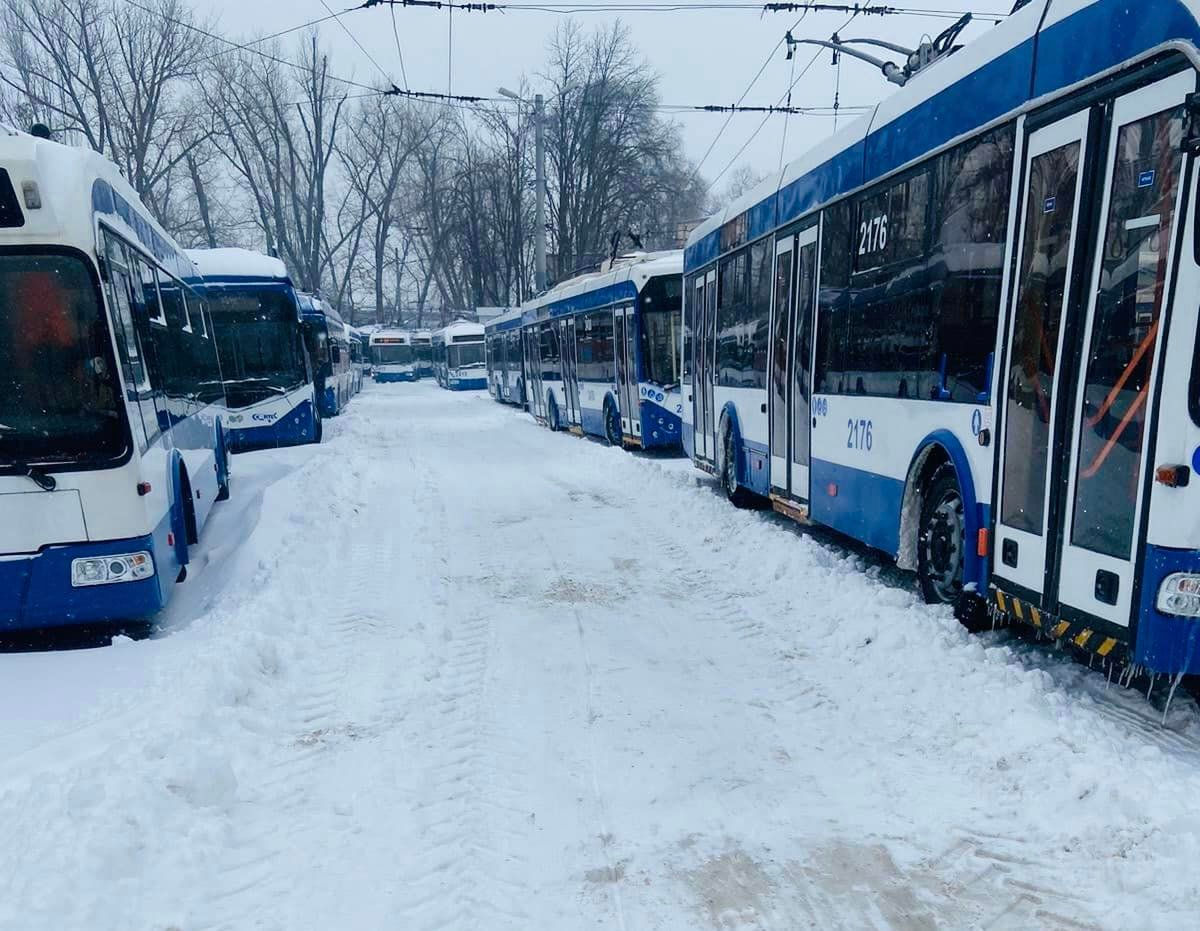 Un bărbat de 70 de ani a murit subit într-un troleibuz la Trușeni.