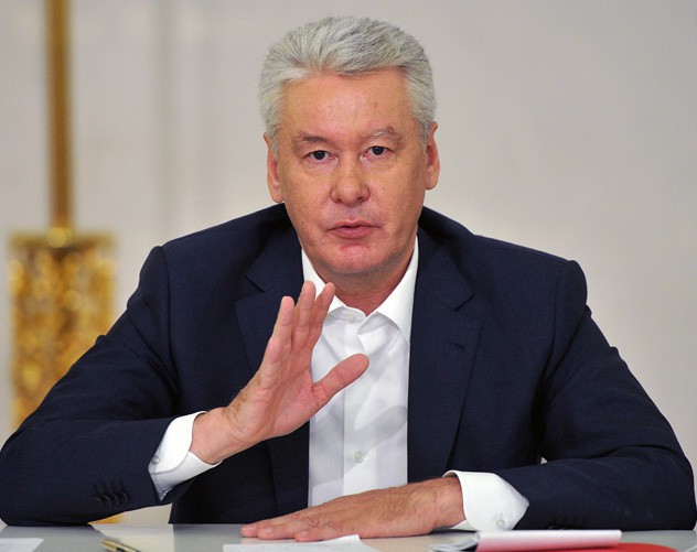 В беседе с изданием мэр Москвы также заявил, что собирается избавиться от мигрантов там, где это возможно, и обещает не делать платным въезд в центральную часть столицы.