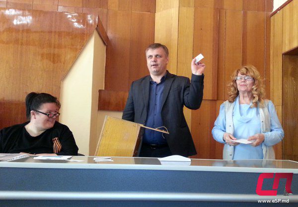 Председатель ОИС Виталий Балан проводит жеребьёвку.