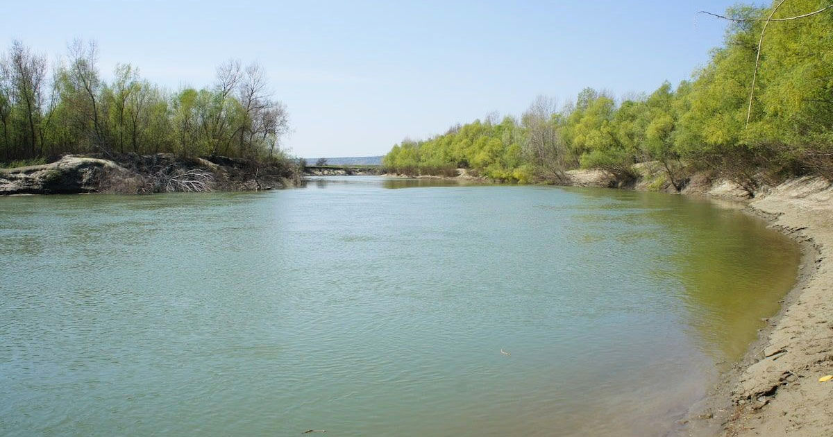 Cetățenii și agricultorii, îndemnați să economisească apa în contextul scăderii nivelului apei în râuri.