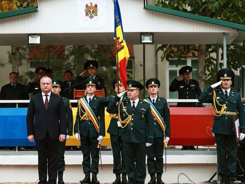 Revenit din Rusia, Dodon a oferit distincții mai multor militari. Foto: presedinte.md