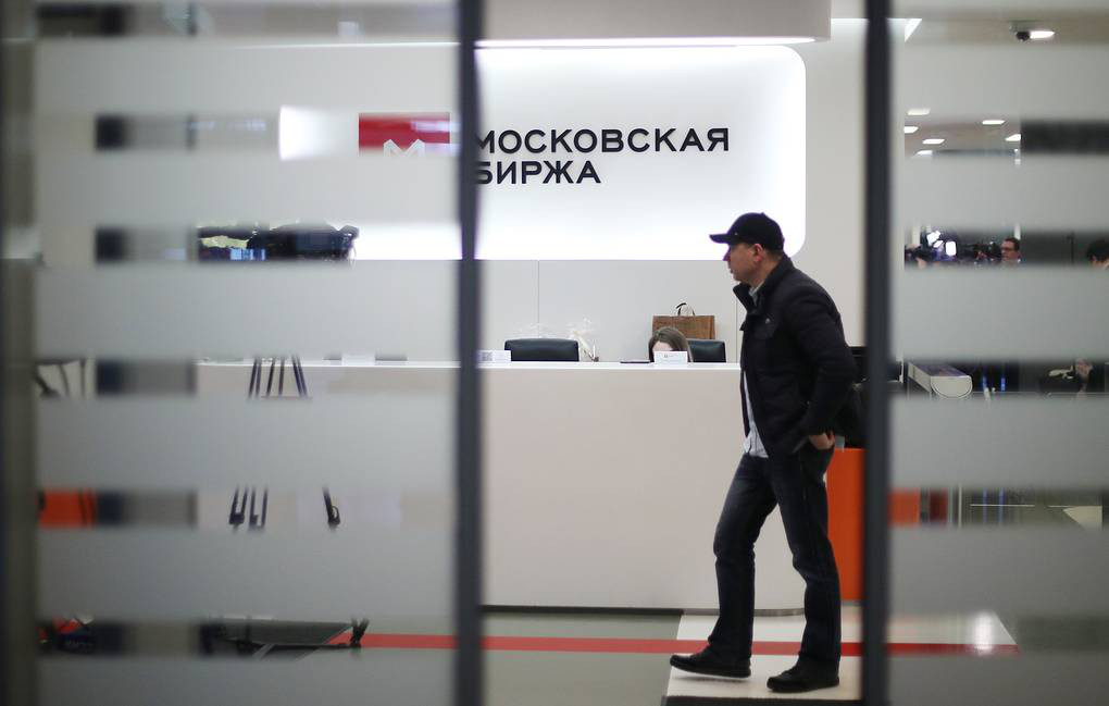Курсы доллара и евро на торгах на Мосбирже превысили 109 рублей и 121 рубль.