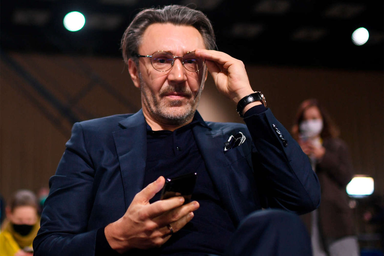 Шнуров призвал не указывать Пугачевой, где ей жить: «Кто мы такие?».