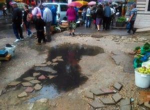 На некоторых участках тротуара Штефана чел Маре плитку сняли еще несколько лет назад.
