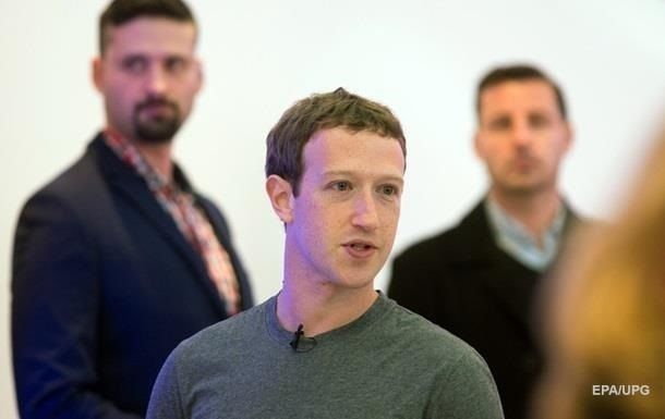 Крупный акционер Facebook хочет отставки Цукерберга.