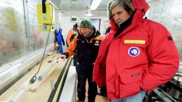 Керри с 10 по 12 ноября находится в Антарктиде с визитом на станции Мак-Мердо.