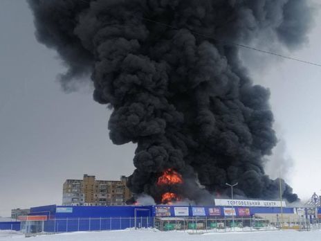 В Украине подожгли торговый центр.