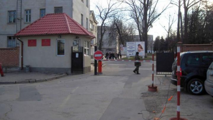 В первой муниципальной больнице усилили меры безопасности.