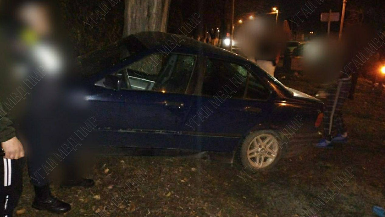 В Бендерах произошло ДТП: автомобиль врезался в дерево.