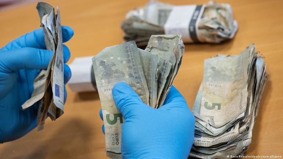 В Германии отмывают более €51 млн после наводнения. Фото: Boris Roessler