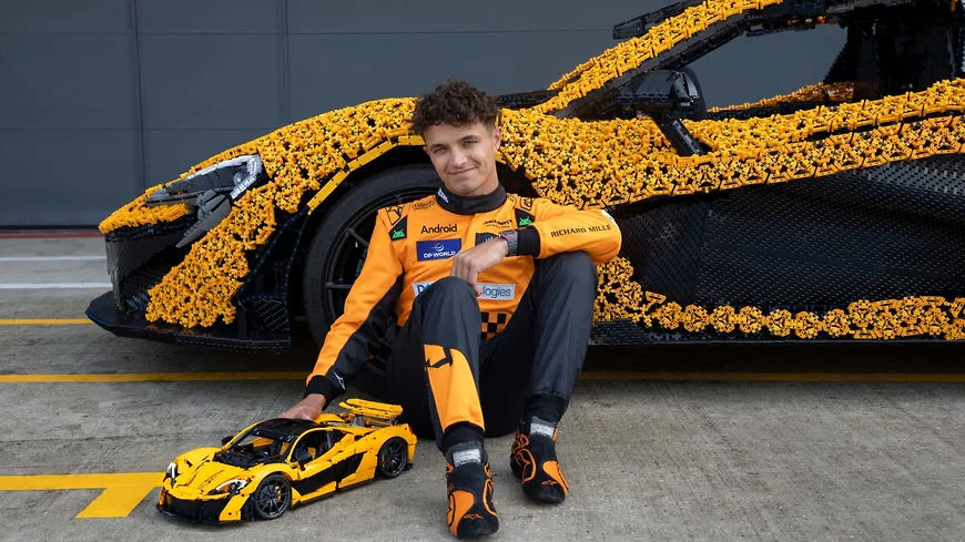 Hypercar-ul McLaren P1, construit din piese Lego, a parcurs un tur pe pista de curse.