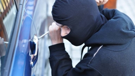 Un tânăr de 27 de ani, originar din Bubuieci, a furat un automobil parcat pe strada Miorița din sectorul Botanica al capitalei.