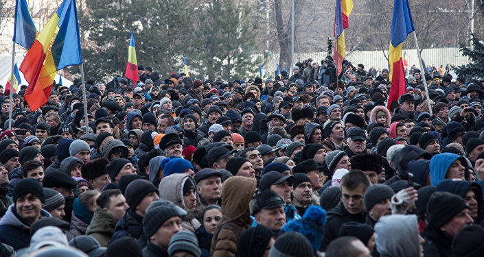 Организация призывает всех тех, кто все же хочет поддержать проевропейское правительство, оставаться дома, со своими семьями.