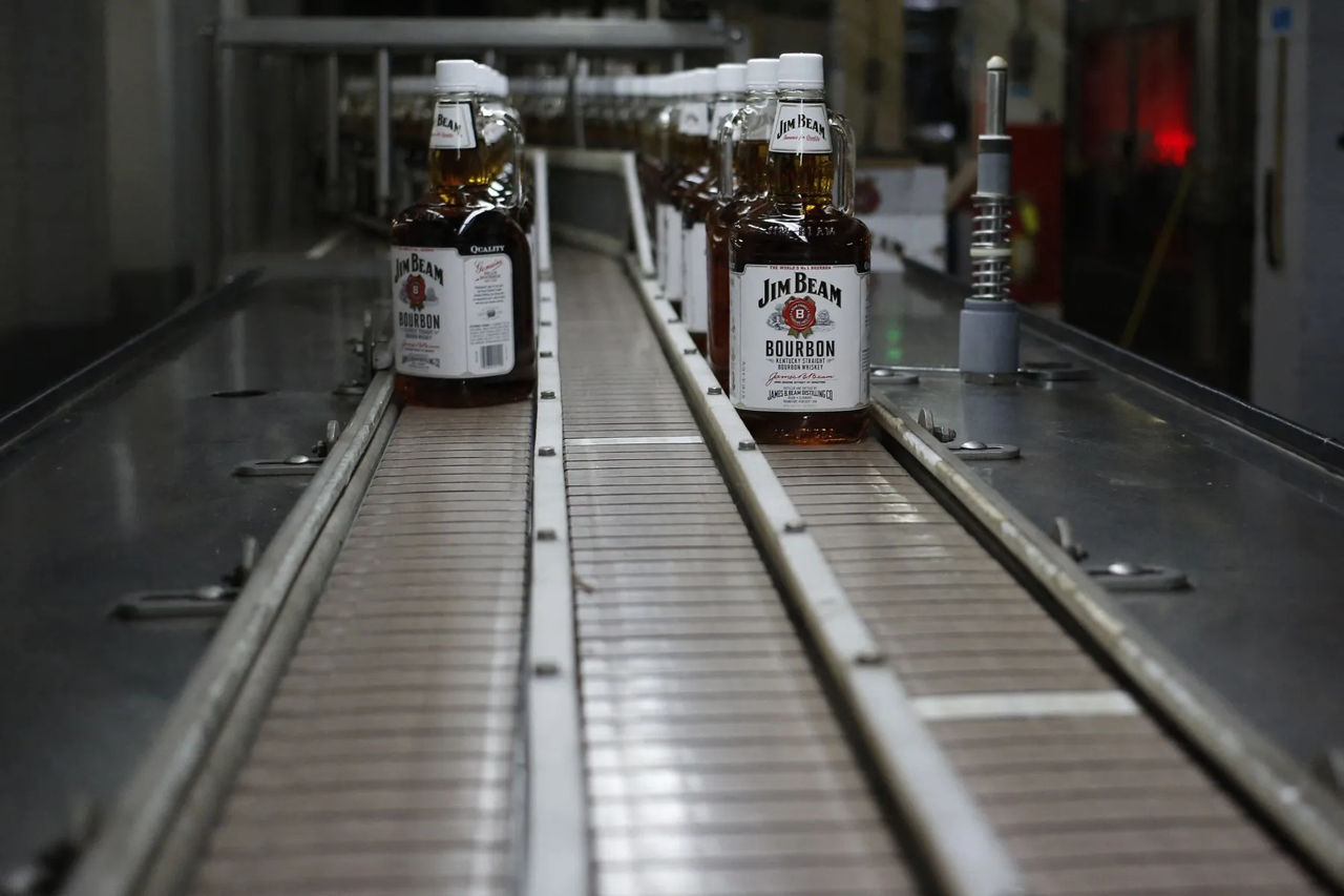 Jim Beam остановит главный завод по производству бурбона на год.