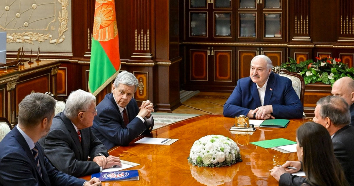 Юрист Трампа рассказал о заключенной под водку сделке с Лукашенко.