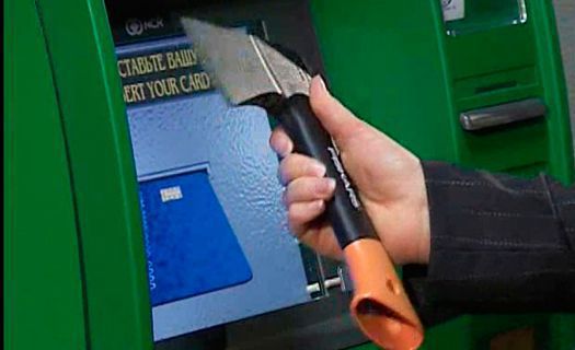 Мужчины совершили кражу банкомата из магазина и скрылись с места происшествия.