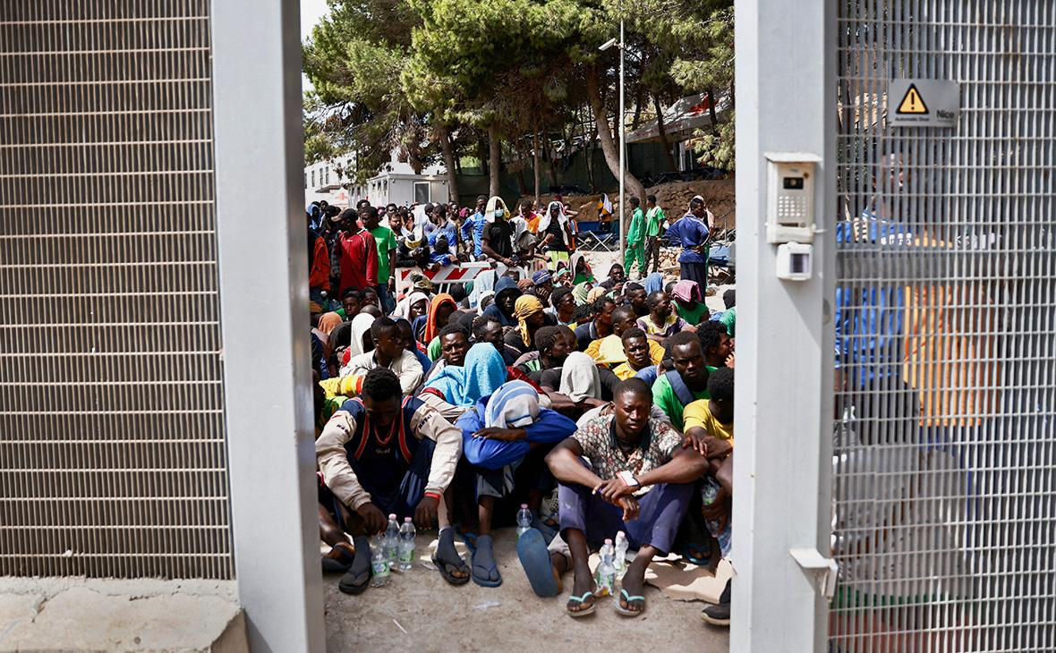Италия договорилась открыть в Албании центры принятия нелегальных мигрантов.