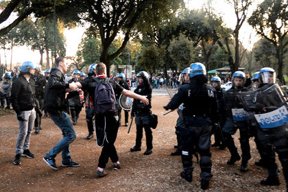 Столкновение болельщиков с полицией в Риме. Фото: Filippo Monteforte / AFP
