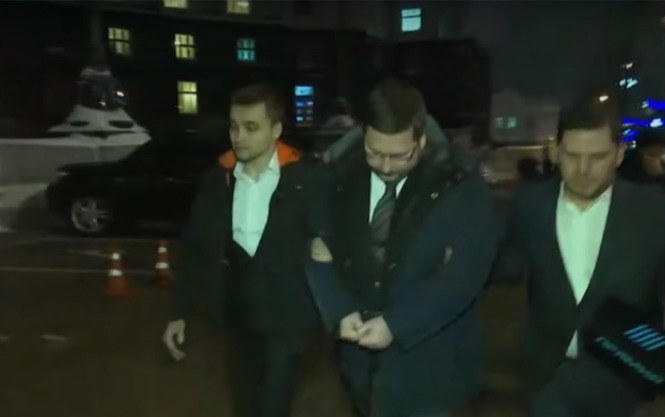 На видеозаписи запечатлено, как несколько мужчин ведут Ежова к автомобилю. 