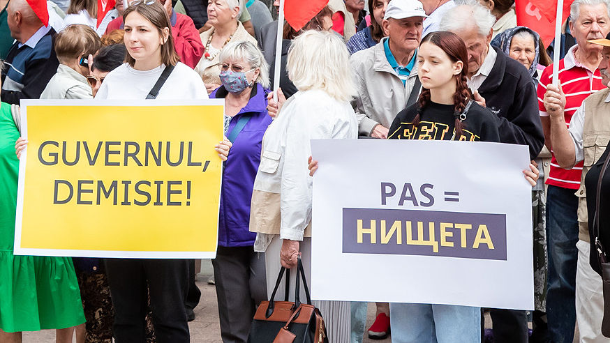 Против власти объединяются 6 партий от оппозиции, включая ПСРМ и ЛДПМ.