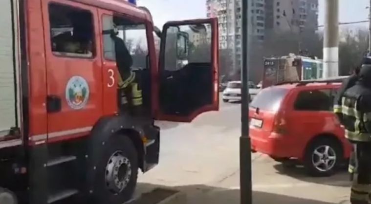 В авто, припаркованном возле ТЦ в столице, произошла утечка топлива.