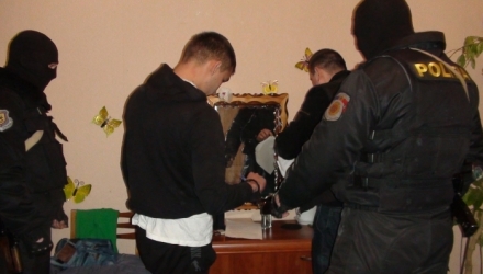 Trei tineri din Anenii Noi au fost reținuți de poliția capitalei pentru șantaj.