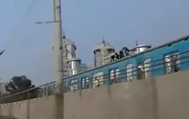 В Киеве подростки бегали по крыше поезда метро.