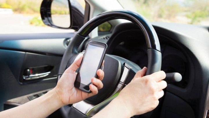 Franţa interzice șoferilor utilizarea telefoanelor în maşini