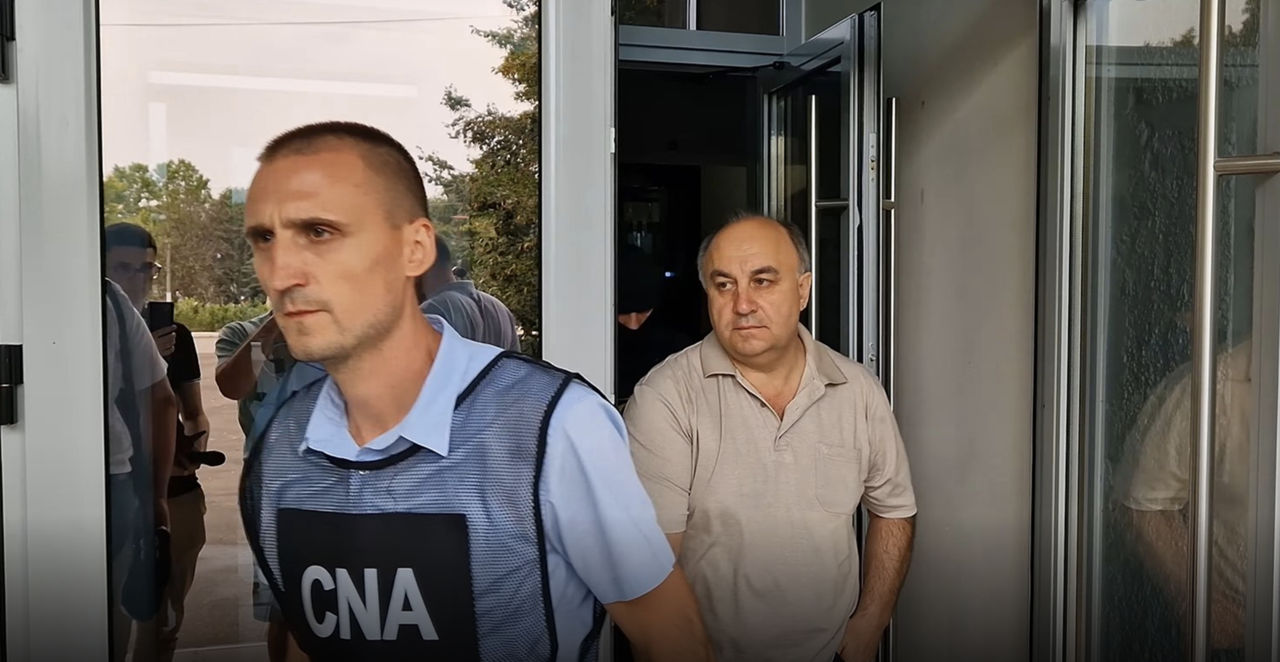 Вице-примар Сорок повредил электронный браслет: суд обязал его выплатить ущерб.