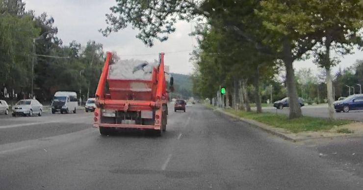 В Кишиневе грузовой автомобиль дважды за минуту грубо нарушил ПДД. 