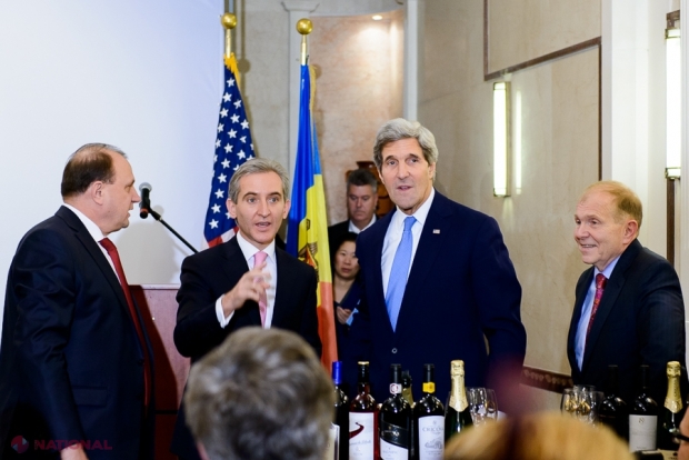 John Kerry a primit în dar de la prim-ministrul Iurie Leancă o cutie din lemn de stejar, făcută în stil național.